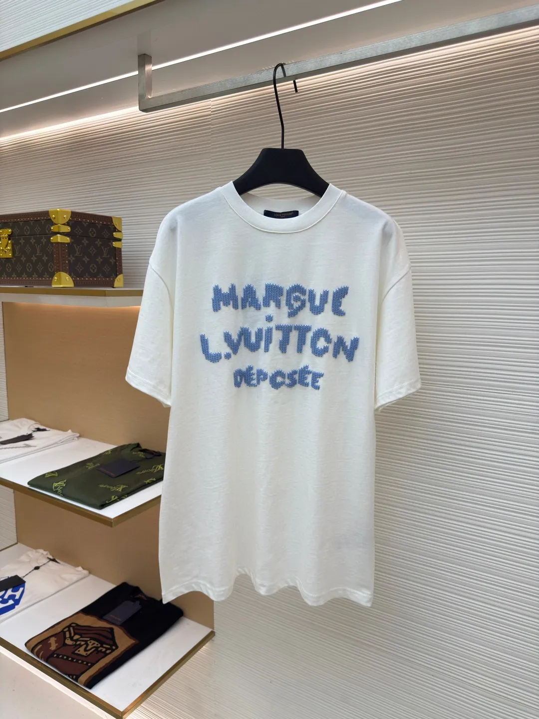 LOUIS VUITTON printed knitted round neck T-shirt ●Authentic product: purchased and developed by 14019 ●Item number: 1680659-A45 ●Fabric: cotton jersey fabric ●Technology: Printed knitted fabric ●Version: fitted version ●Weight: about 295 grams ●Size: XS-S-M-L ●Description: LV The new 2025 SS autumn and winter round neck T-shirt is made of cotton jersey and is carefully made with hook and loop embroidery techniques. It is an easy-to-wear item that can be worn with a jacket in autumn and winter. Playful logo lettering adorns the front and the LV logo is embroidered on the back, completing this beautiful piece! The overall wiring is straight and delicate, the fabric is comfortable and soft, and the color is consistent without color difference. It can be matched with the same style to create a fashionable look and control various occasions. Customized accessories, complete with three standards, same style for men and women!